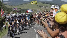 STOUPÁNÍ. Diváci �enou cyklisty ve  dvanácté etap� Tour de France.  