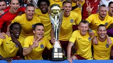 Sparta získala dalí trofej. Radoval se z ní i sparanský záloník Luká Vácha (vpravo od Ladislava Krejího, který drí pohár).