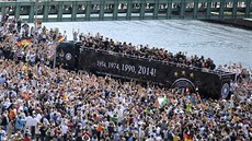 FANOU�CI V ULICÍCH. Cestu z leti�t� k Braniborské brán� lemovaly desítky tisíc...