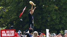 JSME DOMA! Kapitán německých fotbalistů Philipp Lahm ukazuje fanouškům trofej...