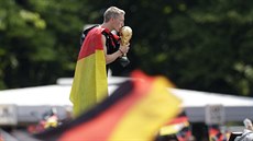 MŮJ MILÁŠEK. Německý záložník Bastian Schweinsteiger líbá před nadšenými...