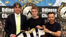 Talentovaný Jakub Jankto pózuje s dresem Udinese Calcio. Vpravo hrá��v mana�er...
