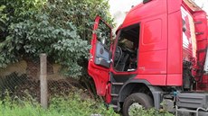 Cizinec, který �ídil kamion, vyvázl bez zran�ní. Musel ale být o�et�en léka�em...