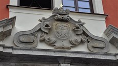 Portál nad hlavním vchodem do zámku s letopotem 1690, kdy byla dokonena jeho...
