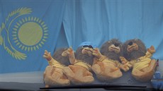 Trofeje pro nejlep�í tým etapy Tour de France za skly autobusu stáje Astana.