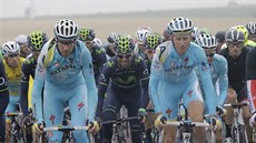 Pelotonu na Tour de France te éfuje Astana (v bledmodrém).