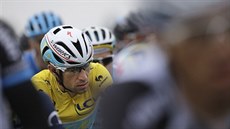 Vincenzo Nibali ve lutíém dresu lídra Tour de France