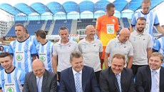 Fotbalisté a funkcionáři Mladé Boleslavi během předsezonního společného focení.