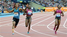 Michelle-Lee Ahyeová (vlevo) slaví triumf v závod na 100 metr na mítinku...