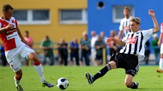 Albánský úto�ník Bekim Balaj (vlevo) p�isp�l dv�ma góly k výh�e Slavia v...