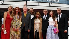 Herci z filmu Zejtra napoád se spolu s reisérem Havlíkem (tvrtý zprava) ped...