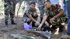 Libanontí vojáci zkoumají zbytky raket, které byly zejm odpáleny na Izrael z...