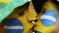 POLIBEK PED VÝKOPEM. Braziltí fanouci si krátí ekání na výkop zápasu o