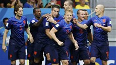 DOBE JSI TO KOPL, KAPITÁNE! Penaltu zaídil Arjen Robben (vpravo) a promnil