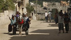 Palestinci, kteí opustili svj dm na severu msta Beit Lahiya, jedou na voze...