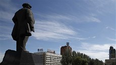 Leninova socha na námstí v centru ukrajinského Doncku