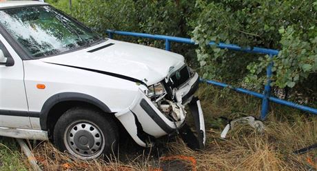 Zatímco BMW odneslo nehodu nkolika meními krábanci, felicie narazila do zábradlí.