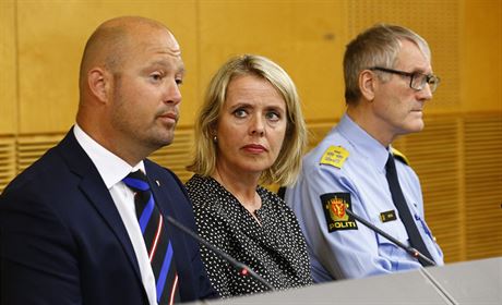 Norský ministr spravedlnosti Anders Anundsen, editelka norské policejní...