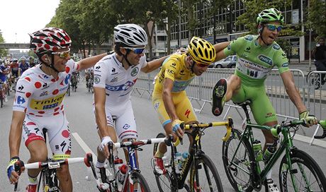 AMPIONI. Na startu zvren etapy Tour de France se seli vtzov