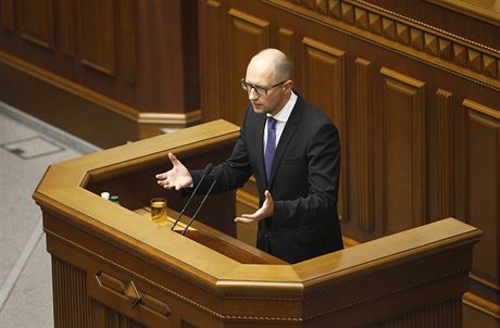 Ukrajinský premiér Arsenij Jaceuk oznamuje parlamentu svou rezignaci (24....