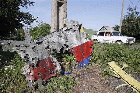 Trosky malajsijského boeingu u východoukrajinské obce Petropavlovka (24....