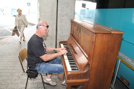 Piano na mladoboleslavském nádraí vadí idim, pi neustálém hluku si...