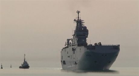 Francouzská víceúelová výsadková lo Mistral v doprovodu meních plavidel.