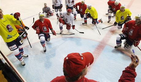 Hokejisté Pardubic naslouchají pokynm trenéra Zdeka Venery. 