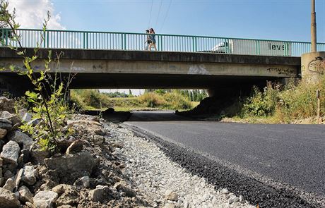 Nov vybudovaná cyklostezka mezi stelnicí a mostem v Plzni-Lobzích.