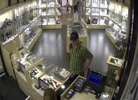 Lupie zachytili kamery ve zlatnictví v libereckém obchodním centru Forum.