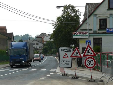 V Bukovici u Police nad Metují se znovu otevela silnice po opravách...