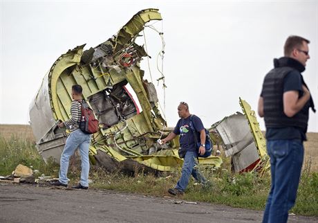 Vyetování trosek Boeingu 777, který spadl na Ukrajin.