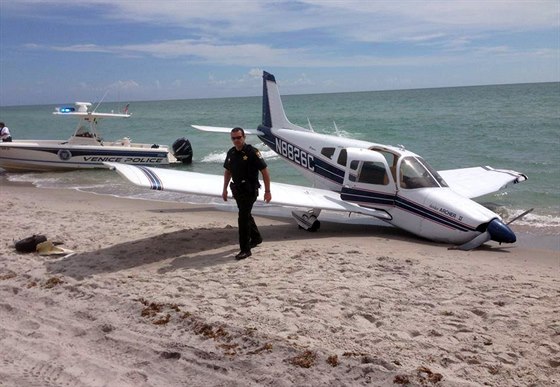 Letadlo Piper Cherokee na floridské plái Caspersen (27. ervence 2014)
