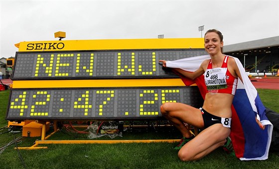 Aneka Drahotová spokojen ukazuje na tabuli s juniorským svtovým rekordem,...