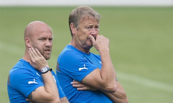 Trenér Age Fridtjof Hareide (vpravo) a jeho asistent Olof Persson na tréninku...