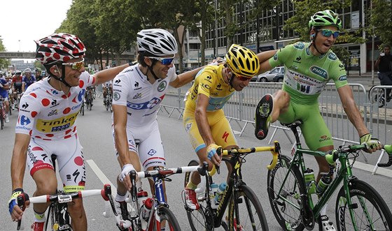 ŠAMPIONI. Na startu závěrečné etapy Tour de France se sešli vítězové