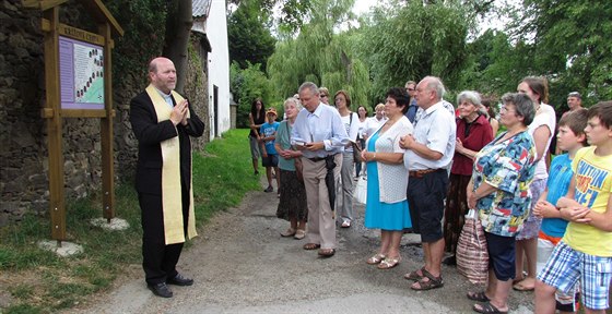 Zastaveníčka křížové cesty vysvětlil při znovuotevření farní vikář Jiří Špiřík.