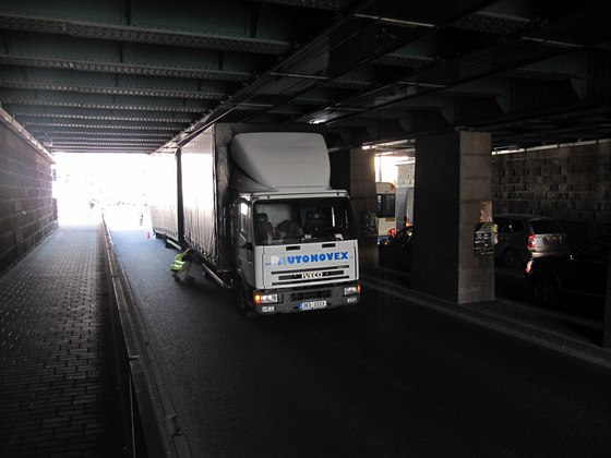 Nehoda pod viaduktem komplikovala v pondělí dopoledne dopravu v Českých...