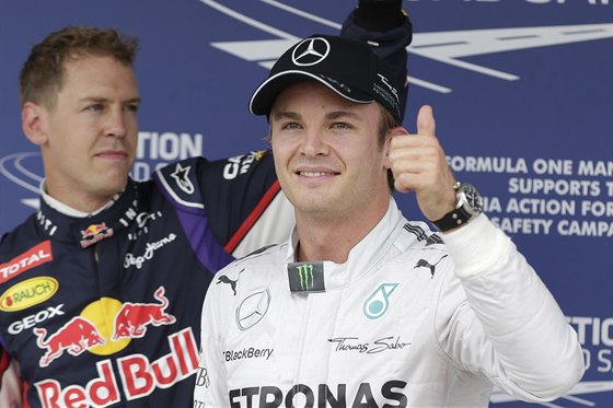 VÍTZ A PORAENÝ. Nico Rosberg se raduje z triumfu pi kvalifikaci Velké cen