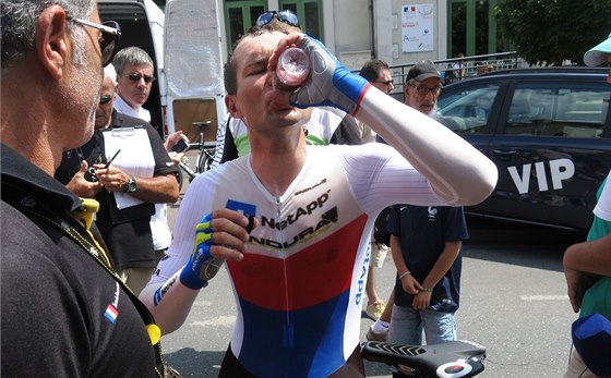 DOPLOVÁNÍ TEKUTIN. Vyerpaný Jan Bárta za cílem asovky na Tour de France.