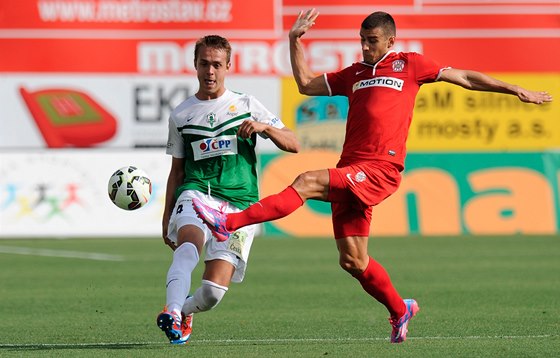 POZOR NA LAPÁK. V utkání Jablonec - Brno bojují o mí Ludk Pernica (vlevo) z