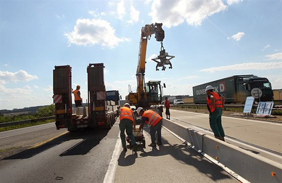 Stavbai neopustí vysoinskou ást dálnice ani v roce 2016. Pokud ve pjde bez komplikací, na jae by se mli pustit i do úseku Velká Bíte  Devt Kí.