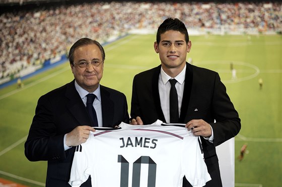 James Rodríguez (vpravo) u je hráem Realu Madrid. Od prezidenta klubu...