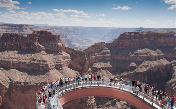 Vyhlídková plošina Grand Canyon Skywalk se otevřela pro turisty v roce 2007.
