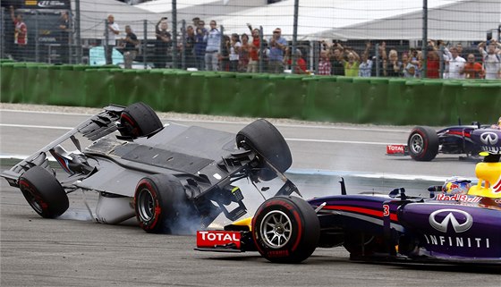 VZHRU NOHAMA. Felipe Massa obrátil svj Williams v první zatáce na