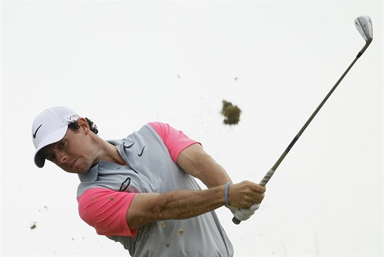 Severoirský golfista Rory McIlroy odpaluje míek na British Open.