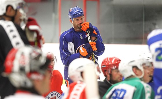 Hokejový obránce Radek Martínek v dresu New Yorku Islanders trénuje s...