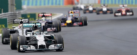 Nico Rosberg vede závodní pole ve Velké cen Maarska.