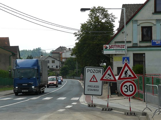 V Bukovici u Police nad Metují se znovu otevřela silnice po opravách...