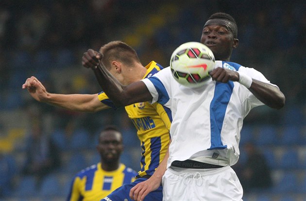 Liberecký fotbalista Sackey elegantn� zpracovává mí� v souboji s ko�ickým...
